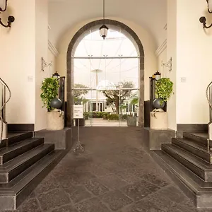 palazzo-caracciolo-napoli.hotels-amalfi.com/
